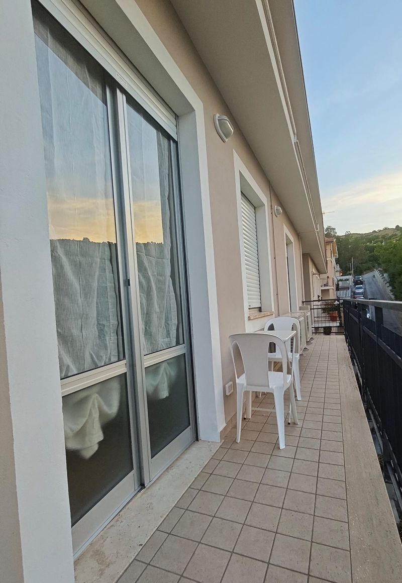Ampio balcone con pavimento in piastrelle