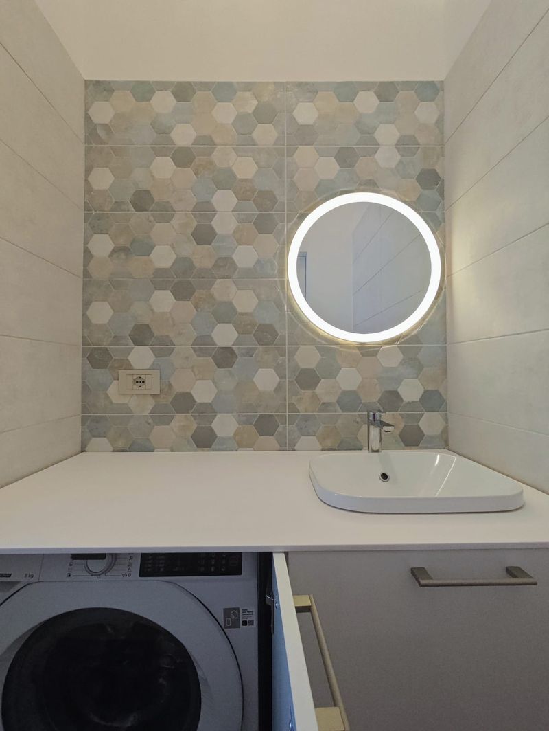 Bagno con specchio LED e lavatrice